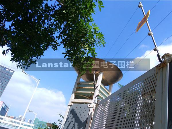 电子围栏系统警号输出端子可以分为三种:一种是电子围栏键盘警号输出端子,一种是脉冲电子围栏主机输出端子,一种是中控主机警号输出端子,不管接入的是哪款设备的警号输出端子,要保证正负不能接反,警号输出端子标示+或者12V接警号红色线,标示一或者GND接警号黑色线,如果标示不清楚可参考我司产品说明书或咨询我司技术支持解决。 电子围栏系统警号输出端子可以分为三种:一种是电子围栏键盘警号输出端子,一种是脉冲电子围栏主机输出端子,一种是中控主机警号输出端子,不管接入的是哪款设备的警号输出端子,要保证正负不能接反,警号